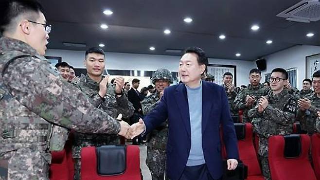 최전방 근무 장병들을 격려하는 윤석열 대통령. 연합뉴스