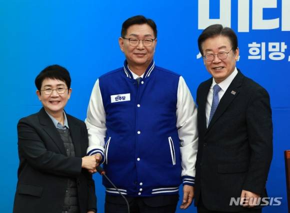 이재명 더불어민주당 대표가 지난 7일 국회에서 있은 인재영입식에서 김제선 희망제작소 이사와 기념 촬영을 하고 있다. 왼쪽이 박정현 최고위원이다. - 뉴시스