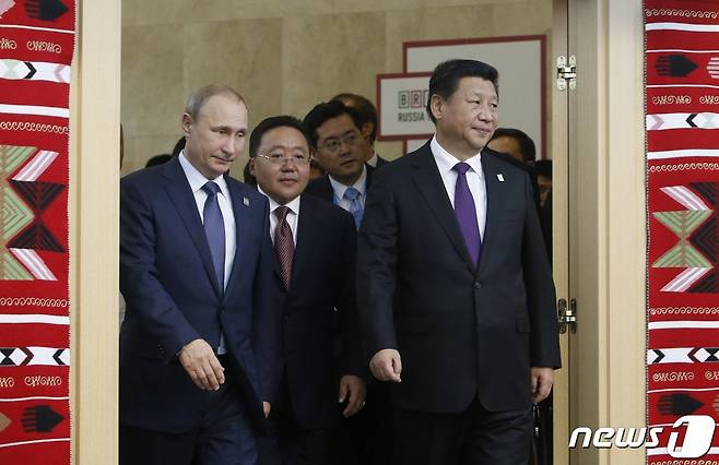 블라디미르 푸틴 러시아 대통령(좌)과 차히아깅 엘벡도르지 전 몽골 대통령(중앙), 시진핑 중국 국가주석이 나란히 걷고 있는 모습. 2015.06.09. ⓒ AFP=뉴스1 ⓒ News1 정윤영 기자
