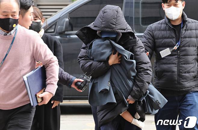 (인천=뉴스1) 장수영 기자 = 배우 故이선균에게 공갈협박해 5천만 원을 받은 20대 여성 박씨가 28일 오후 인천 미추홀구 인천지방법원에서 열린 구속 전 피의자 심문(영장실질심사)에 자신의 아이를 안고 출석하고 있다. 2023.12.28/뉴스1 Copyright (C) 뉴스1. All rights reserved. 무단 전재 및 재배포, AI학습 이용 금지.