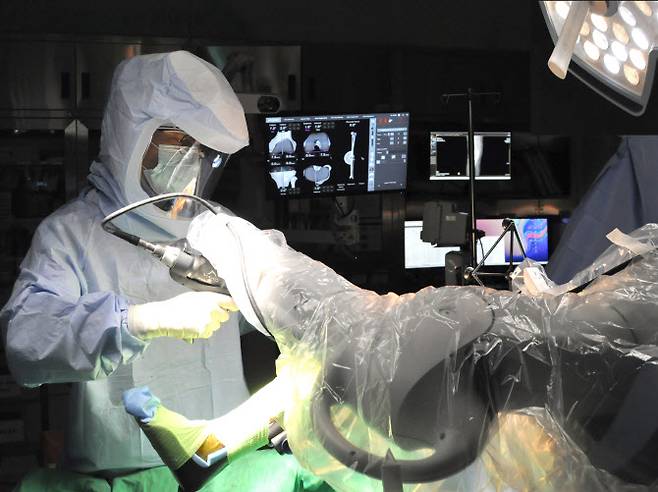부민병원 궁윤배 로봇수술센터장이 관절염이 악화돼 잘 걷지 못하는 환자의 치료를 위해 로봇수술을 시행하고 있다. 부민병원 제공