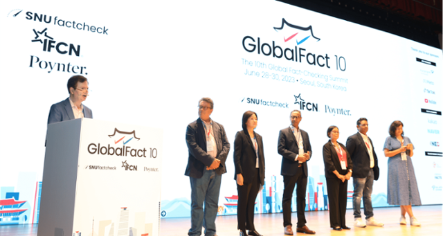 지난해 글로벌팩트 개막식에서 국제팩트체킹연맹 이사들과 함께한 정은령 센터장(왼쪽에서 세 번째). 이사들을 대표해 글렌 케슬러(Glenn Kessler) 워싱턴포스트 팩트체커 편집장이 발언하고 있다. SNU팩트체크센터 제공