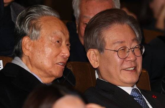 더불어민주당 이재명 대표와 권노갑 김대중재단 이사장이 지난해 12월 18일 오후 서울 용산구 용산 CGV에서 열린 '길위에 김대중' VIP 시사회에 참석해 함께 영화 시작을 기다리고 있다. 연합뉴스