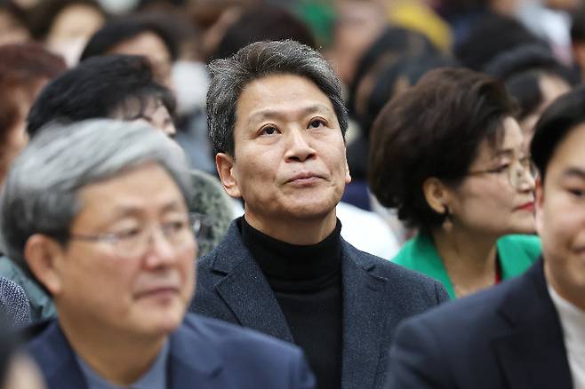 임종석 전 대통령 비서실장(가운데). 연합뉴스