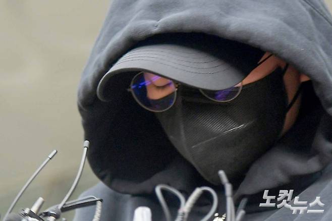 남현희 전 펜싱 국가대표 재혼 상대로 알려진 뒤 사기 의혹을 받는 전청조 씨가 지난해 11월 3일 서울 송파경찰서에서 영장실질심사를 위해 서울동부지법으로 이송되고 있다. 박종민 기자