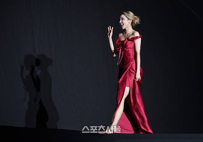 가수 산다라박이 2일 태국 방콕 라자망갈라 국립경기장에서 열린 ‘제33회 서울가요대상’ 시상식(주최 스포츠서울, 주관 서울가요대상 조직위원회)에서 K-POP 특별상을 수상하기 위해 무대로 이동하고 있다. 2024. 1. 2. 방콕(태국) | 박진업기자 upandup@sportsseul.com