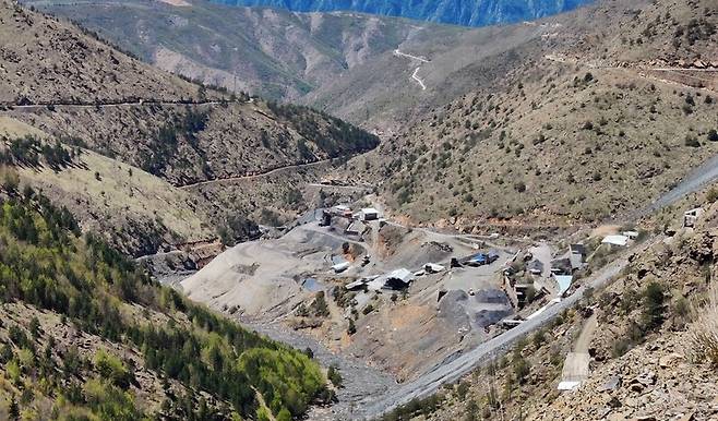 알바니아 바트라계곡에서 본 오피올라이트 암석지대. 크롬광산도 보인다. L. Truche 제공