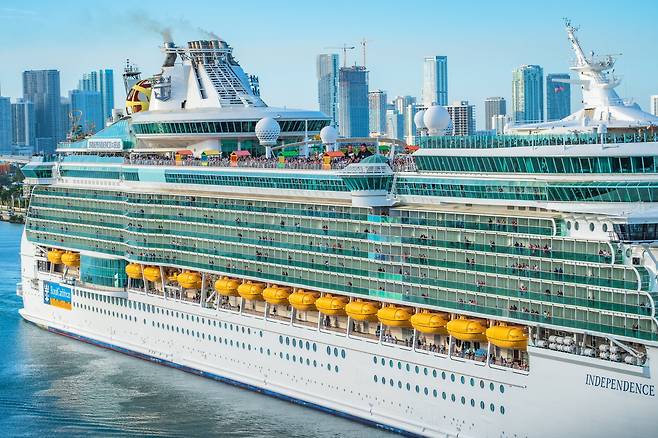 크루즈 산업은 엔데믹 후 코로나 이전보다 되레 시장 규모가 커졌다. 마이애미에는 지난해 700만명 넘는 여행자가 크루즈 타기 위해 마이애미포트를 찾았다. 사진은 로얄캐리비안크루즈의 또 다른 크루즈 '인디펜던스호'. 선내가 사람들로 가득 차있다.