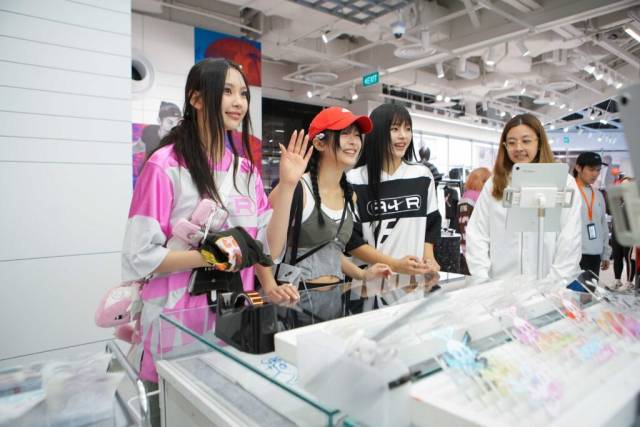 아시아에서 가장 큰 나이키 단독 매장인 싱가포르의 오차드 로드(Nike Orchard Road)점에 방문한 K팝 걸그룹 뉴진스. 사진 제공=나이키