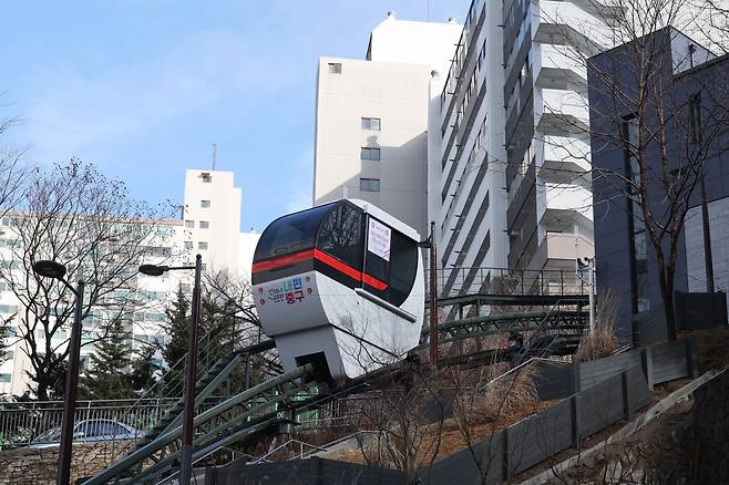 지난 15일 서울 중구 대현산배수지공원에 설치된 모노레일이 운행을 시작하고 있다. /연합뉴스