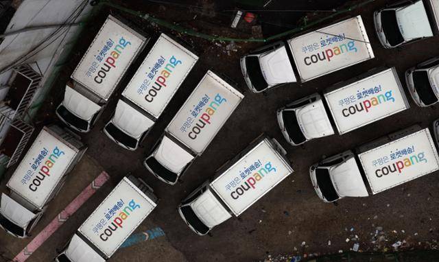 15일 서울 시내의 한 주차장에 쿠팡 배송 차량이 주차돼 있다. 연합뉴스