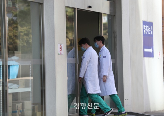 Medical staff move around at Seoul St. Mary\'s Hospital of Catholic University in Seocho-gu, Seoul, on Feb. 13, amid a planned collective action by doctors\' associations to expand medical school admissions. Jeong Hyo-jin