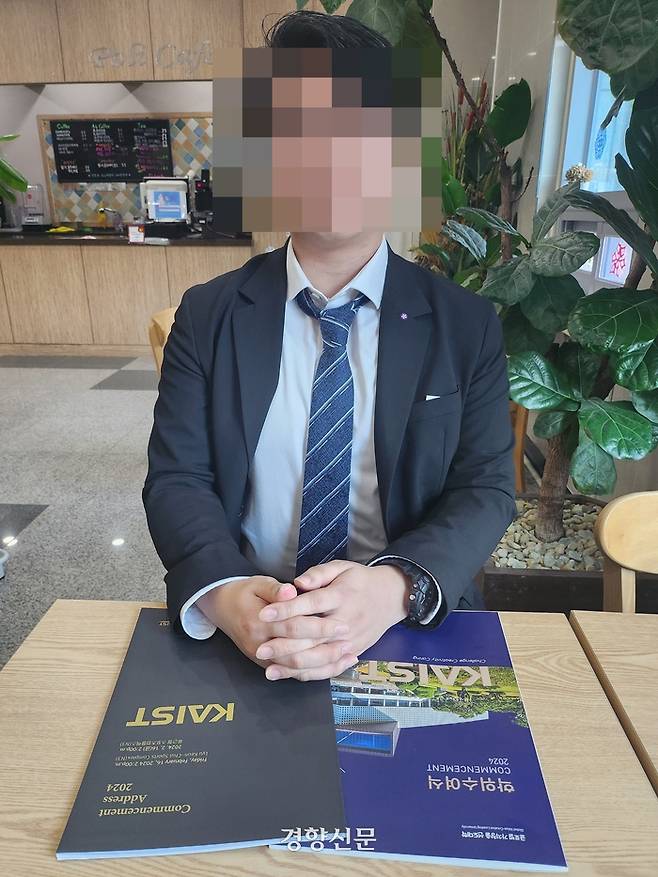 16일 한국과학기술원(KAIST) 졸업식에 참석한 윤석열 대통령에게 정부의 연구개발(R&D) 예산 삭감을 항의했던 졸업생 A씨가 16일 경향신문과 인터뷰를 하고 있다.