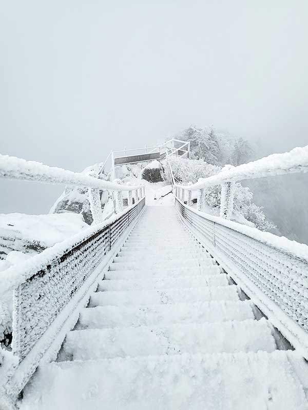 월악산에 눈쌓인 등산로를 상의 탈의하고 올랐다.