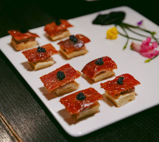 바삭한 돼지껍데기가 올라간 요리