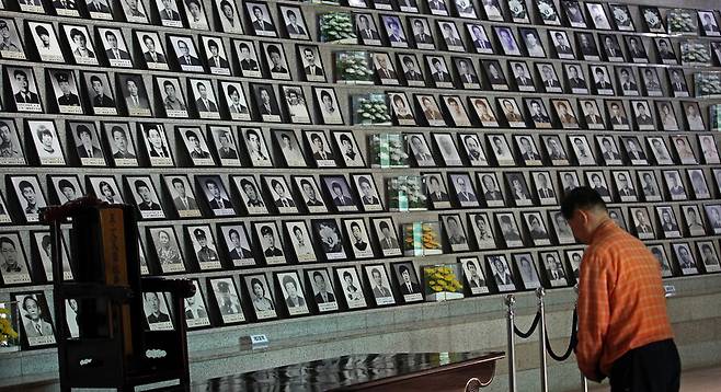 2015년 5월 국립5·18민주묘지의 유영봉안소에서 한 참배객이 고인들의 명복을 빌고 있다. 이정용 선임기자