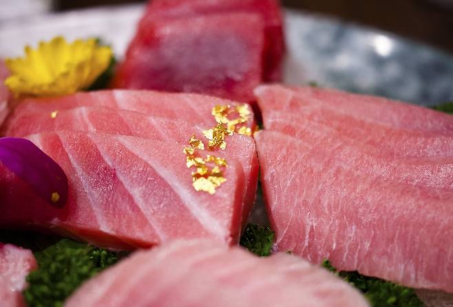 음식에 식용 금가루(금박)를 뿌리는 경우가 있다./사진=게티이미지뱅크