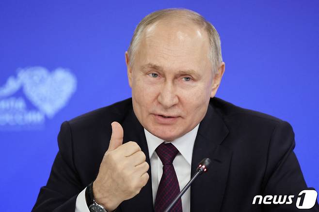 (오딘초보 로이터=뉴스1) 우동명 기자 = 블라디미르 푸틴 러시아 대통령이 16일(현지시간) 모스크바 인근 오딘초보에서 열린 지방정부 책임자들과 회의에 참석해 “러시아가 우크라이나에서 이룬 군사적 이득을 빼앗는 것은 불가능하다”고 밝히고 있다. 2024.1.17 ⓒ 로이터=뉴스1 Copyright (C) 뉴스1. All rights reserved. 무단 전재 및 재배포, AI학습 이용 금지.