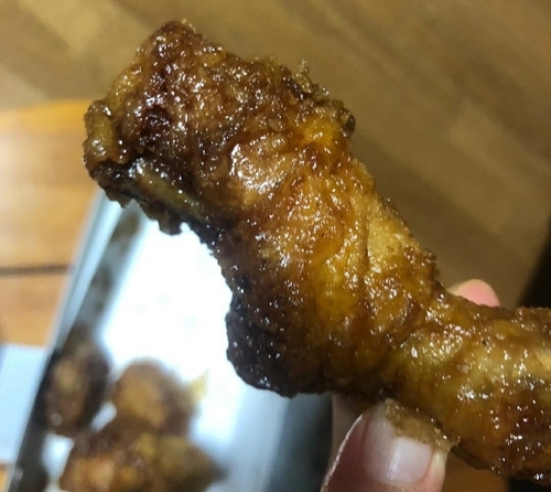 50대 주부 A씨가 다른 누가 먹다 남긴 치킨이라고 의심한 조각. 연합뉴스