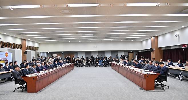 충남도 대회의실에서 김태흠 지사를 비롯한 16개 우수 기업 대표가 투자협약식에 앞서 간담회를 가졌다.