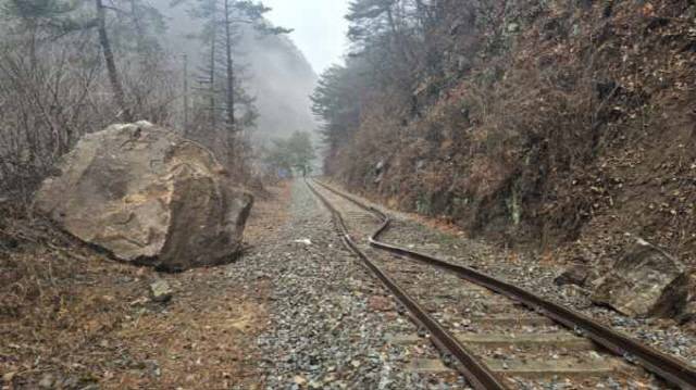 ▲ 19일 정선 남면 민둥산역과 별어곡역 사이 철로변에 해빙기 낙석사고가 발생, 정선읍까지 운행하는 정선아리랑열차 운행이 중단됐다.