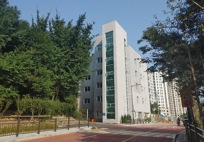 서울시는 오는 5월 은평구 수색동에 문을 여는 시립 은평실버케어센터 전경. 해당 지역 재개발사업에 따른 기부채납으로 녹지를 계획했던 공간을 노인요양시설로 전환해 마련됐다. 서울시 제공