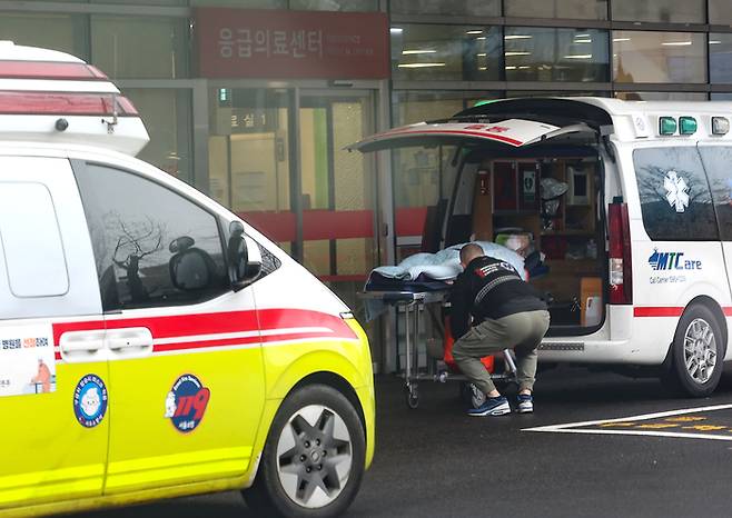 19일 서울의 한 대학 병원 응급실 앞에 환자를 이송하는 앰뷸런스가 도착해 있다. [사진 = 연합뉴스]