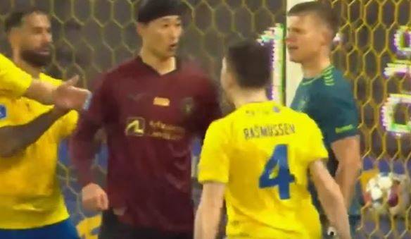 ▲ 신경전을 펼치는 조규성 ⓒ수페르리가