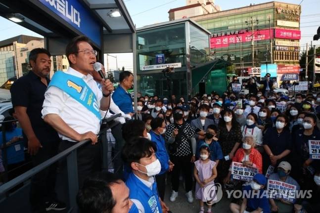 지난 2022년 인천 계양을 국회의원 보궐선거 당시 유세하는 이재명 더불어민주당 대표 (사진=연합뉴스)