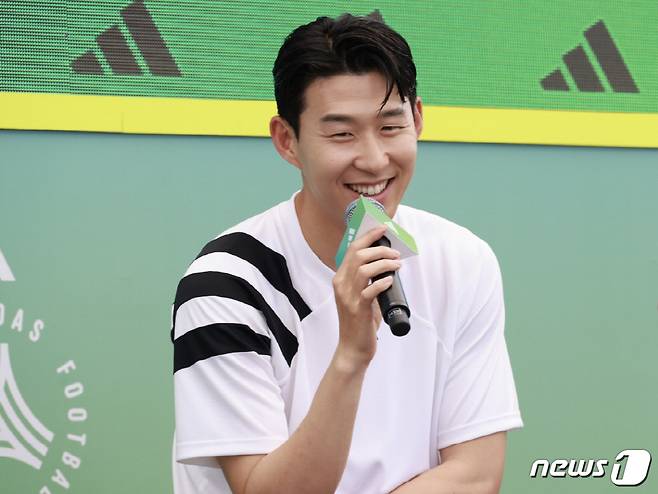 대한민국 축구 국가대표 손흥민이 지난 7일 서울 용산 아디다스 더베이스 풋살 경기장에서 열린 ‘아디다스 우먼스 서울 풋살 컵'에서 토크쇼를 하고 있다. (아디다스 제공) 2023.7.9/사진=뉴스1