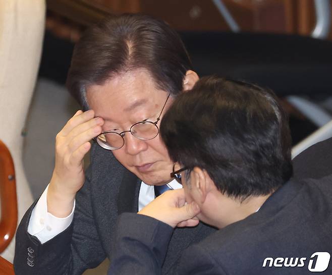 이재명 더불어민주당 대표와 홍익표 원내대표가 21일 서울 여의도 국회 본회의장에서 열린 제413회국회(임시회) 3차 본회의에서 대화를 하고 있다. 2024.2.21/뉴스1 ⓒ News1 송원영 기자