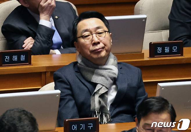 윤영찬 더불어민주당 의원이 21일 오전 서울 여의도 국회에서 열린 본회의에 자리하고 있다. 2024.2.21/뉴스1 ⓒ News1 구윤성 기자