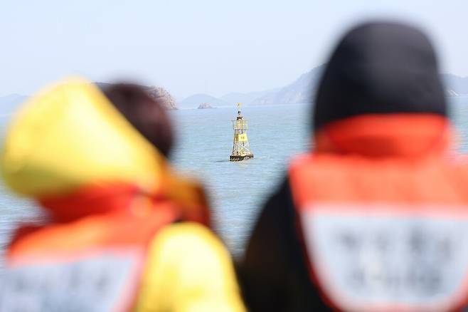 ‘세월호 참사’ 9주기를 앞둔 지난해 4월9일 전남 진도군 세월호 참사 해역에서 유가족이 세월호 침몰 지점을 나타내는 부표를 바라보고 있다. 연합뉴스