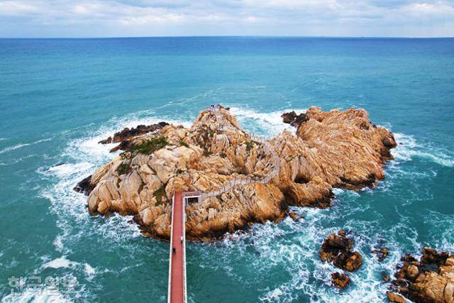 동해를 지키려는 문무대왕비의 전설이 전해 내려오는 대왕암. 육지에서 살짝 떨어진 커다란 바위섬이다.