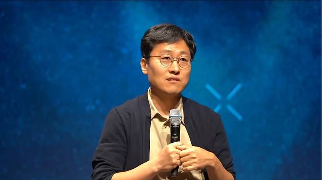 ▲김상욱 경희대 물리학과 교수가 지난해 9월1일 유시민X김상욱 합동 북토크 알고 보면 쓸모 있는 과학 공부 이야기에 나와 대화를 나누고 있다. 사진=돌베개 영상 갈무리