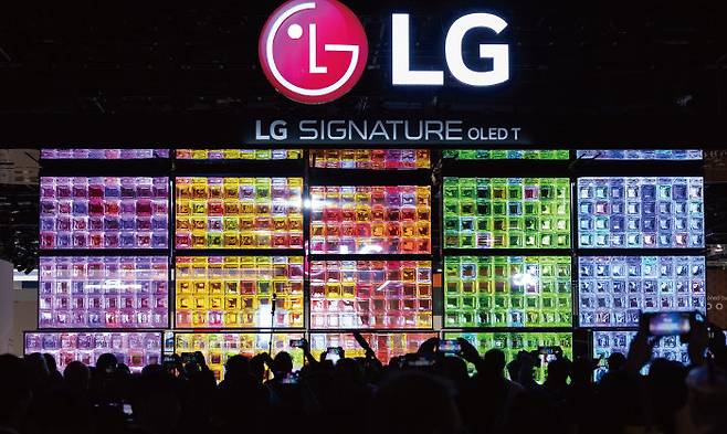 1월 9일 미국 네바다주 라스베이거스 컨벤션센터(LVCC)에서 열린 세계 최대 가전·IT 전시회 ‘CES 2024’에서 LG전자 전시관을 찾은 관람객들이 ‘LG 시그니처 올레드 T’로 구성된 미디어아트를 살펴보고 있다. [뉴스1]