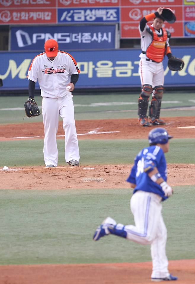 프로야구 한화이글스-삼성라이온즈경기가 31일 오후 대전구장서 열렸다. 삼성 최형우가 2회초 한화 류현진에게 우월1점 홈런을 날리고 그라운드를 돌고있다.