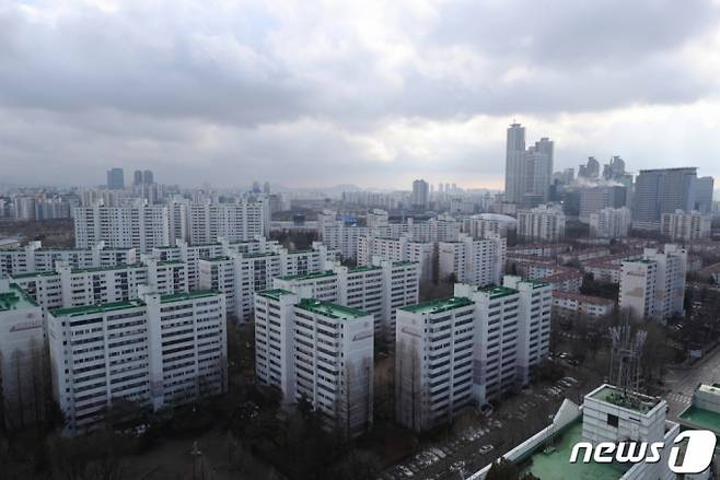 (서울=뉴스1) 이광호 기자 = 3월 신학기 이사철과 정부의 의대정원 증원 발표 등의 영향으로 서울 인기 학군지역으로 꼽히는 양천구 목동과 강남 대치동 전셋값이 상승세를 보이고 있다. 지난 14일 국토교통부 실거래가공개시스템에 따르면 목동 학원가에 인접한 '현대하이페리온' 전용 154㎡는 지난해 12월 20억원에 전세 계약이 체결, 같은 평형이 지난해 11월 15억원에 전세 계약을 맺은 것과 비교해, 한 달 새 5억원 뛰었다. 사진은 15일 서울 양천구 목동 아파트 단지 모습.2024.2.15/뉴스1 Copyright (C) 뉴스1. All rights reserved. 무단 전재 및 재배포, AI학습 이용 금지.