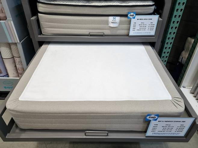 코스트코 매장 내에서 전시 판매 중인 씰리 제품들. 김상수 기자