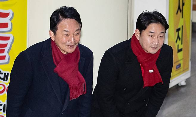 제22대 국회의원 선거 인천 계양(을) 지역에 출마한 원희룡 전 국토교통부 장관과 전 축구 국가대표 이천수가 22일 인천 계산역 내에서 출근길 시민들에게 인사하고 있다. 뉴스1