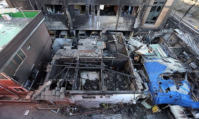 지난 2015년 1월 12일 경기도 의정부시 의정부동 아파트 화재 현장에서 불이 번지면서 피해를 본 단독주택과 다가구 주택들의 처참한 모습이 보이고 있다. 연합뉴스