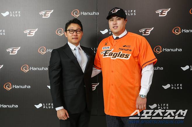 22일 한화에 복귀한 류현진. 박찬혁 구단 대표와 함께 했다. 사진제공=한화 이글스