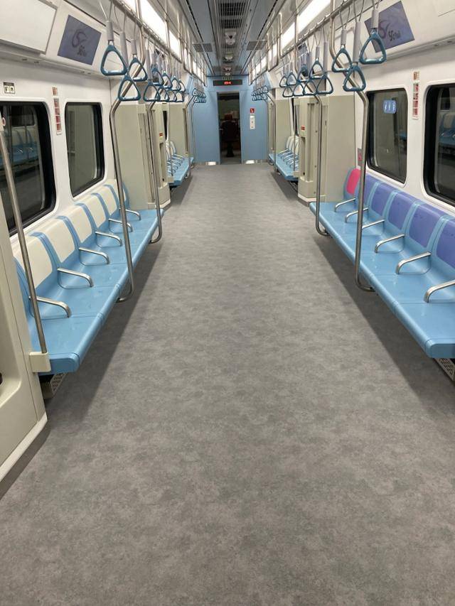 GTX-A 열차 바닥에는 난연 재질 카펫이 깔렸다. 좌석마다 손잡이가 설치된 것도 특징이다. 현대로템 제공