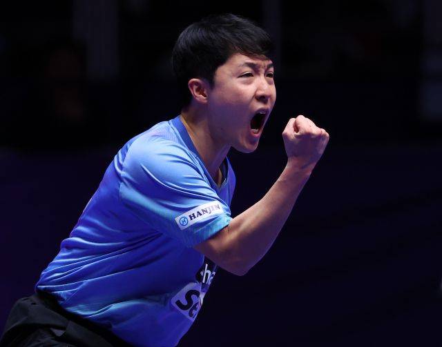 임종훈이 23일 부산 벡스코에서 열린 2024 부산 세계탁구선수권대회 8강전 덴마크와의 경기에서 승기를 잡은 뒤 주먹을 불끈 쥐고 있다. 연합뉴스