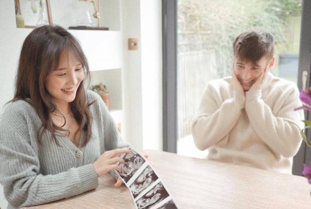 유튜버 겸 요리사 국가비와 남편 조쉬. / 국가비