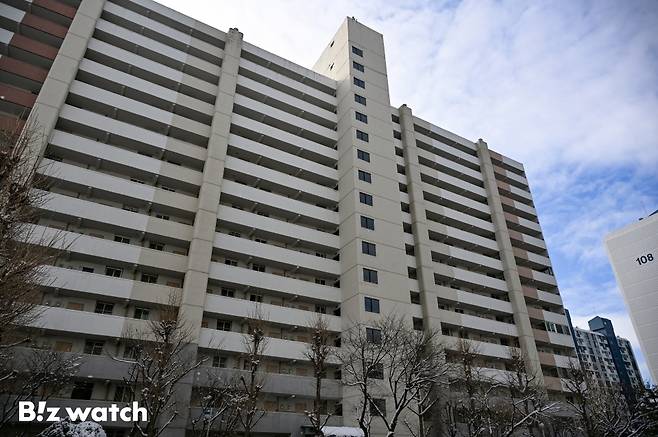 23일 리모델링이나 재건축으로 정비사업을 추진하는 방안을 검토 중인 수서까치마을(1404세대·용적률 208%)은의 모습./사진=이명근 기자 qwe123@