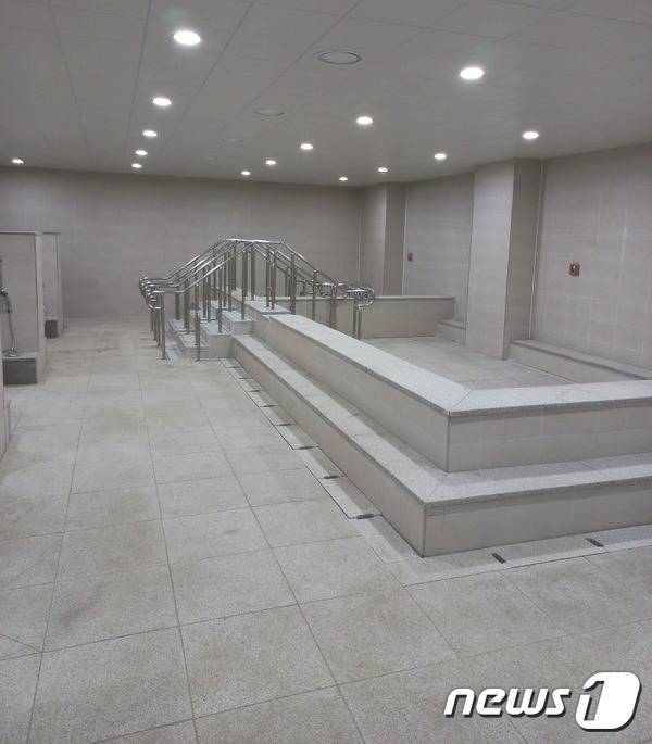 영동부용 고령자복지주택 공동목욕탕 내부 모습. /뉴스1