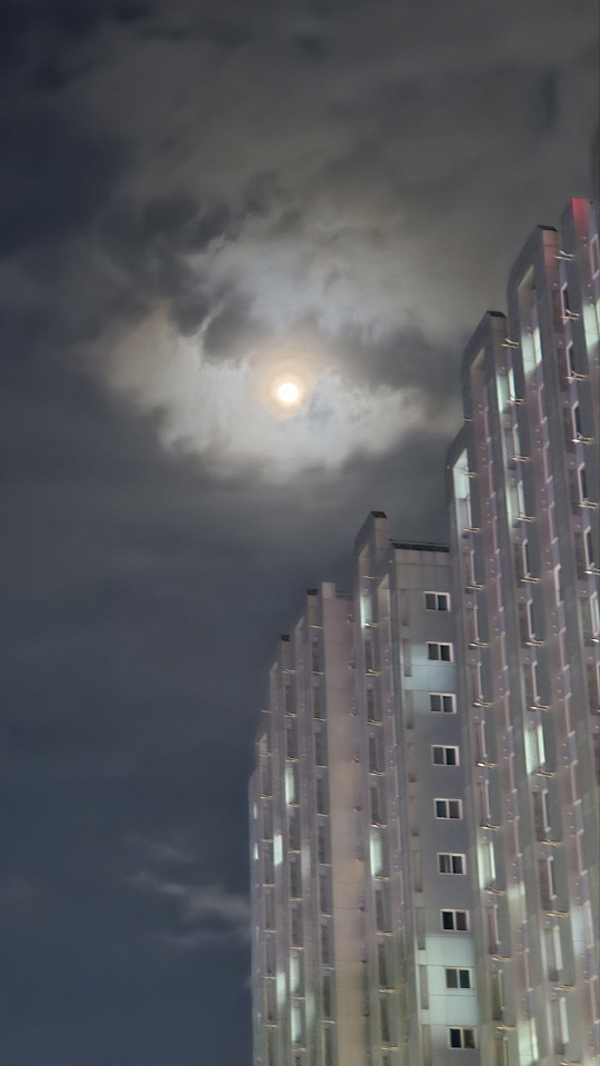 지난 24일 밤, 서울 노량진수산시장에서 촬영한 보름달.  <독자제공>