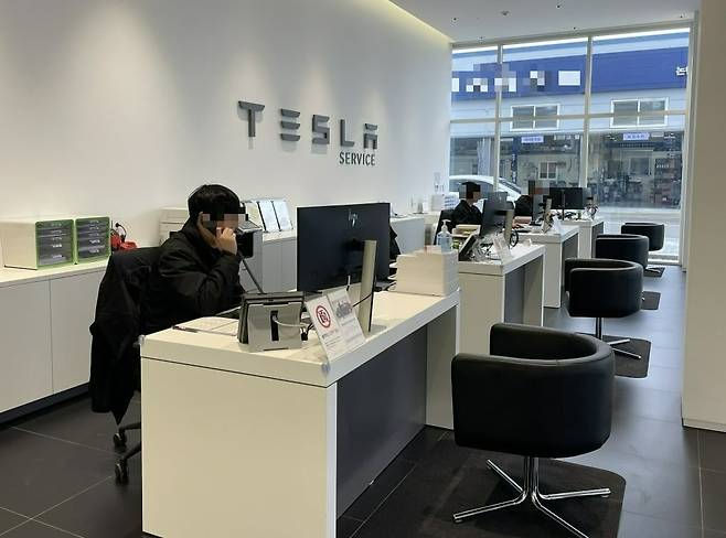 지난 20일 테슬라 인천 서비스센터의 고객 상담 데스크. 테크니션들이 직접 고객을 응대한다. /백수전 기자