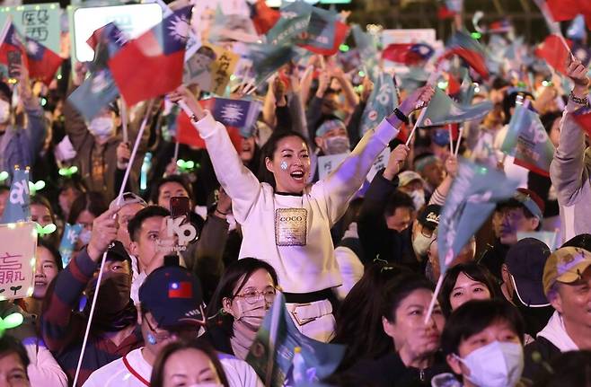 2024년 1월 대만 타이베이에서 열린 민중당 선거유세에서 커원저 후보 지지자들이 환호하고 있다. 타이베이/AP 연합뉴스